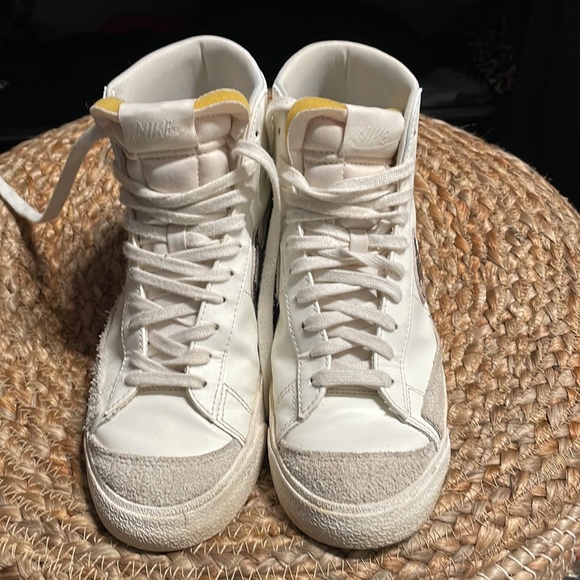 Nike Blazers - Picture 2 of 4